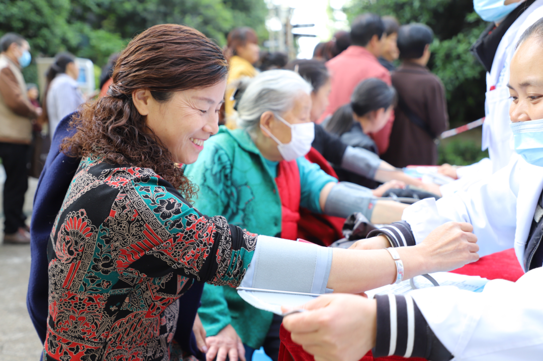 湖南保安服務(wù),墻外高空清洗服務(wù),湖南保利天創(chuàng)物業(yè)發(fā)展有限公司