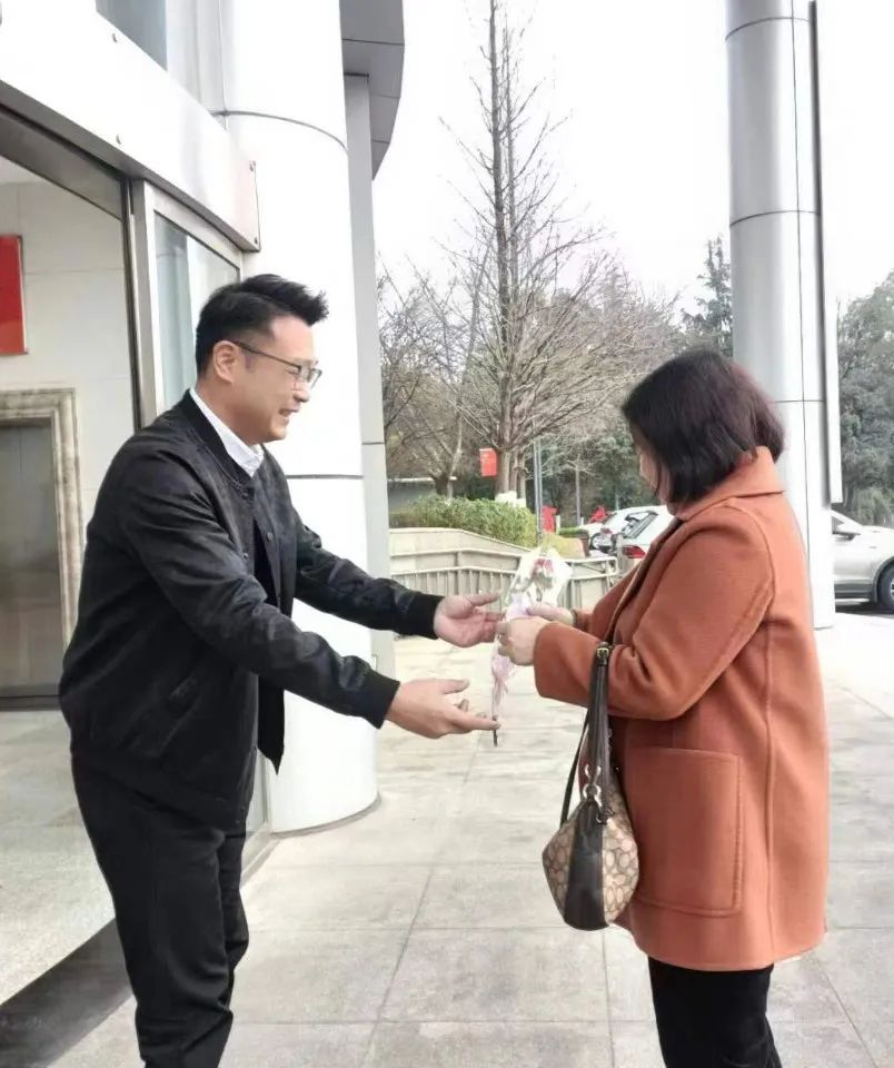 湖南保安服務,墻外高空清洗服務,湖南保利天創(chuàng)物業(yè)發(fā)展有限公司