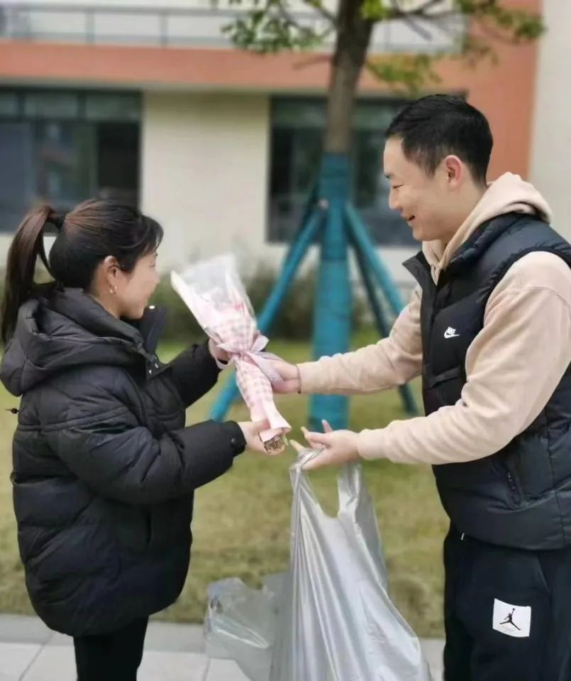 湖南保安服務,墻外高空清洗服務,湖南保利天創(chuàng)物業(yè)發(fā)展有限公司