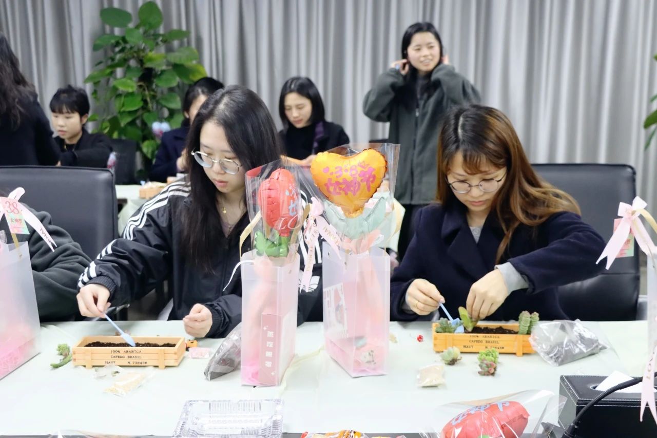湖南保安服務(wù),墻外高空清洗服務(wù),湖南保利天創(chuàng)物業(yè)發(fā)展有限公司