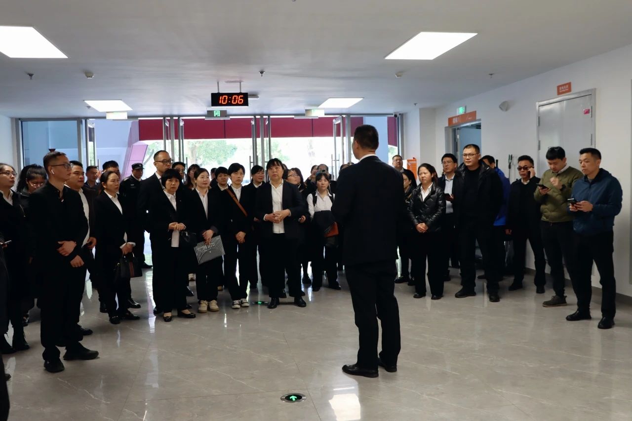 湖南保安服務(wù),墻外高空清洗服務(wù),湖南保利天創(chuàng)物業(yè)發(fā)展有限公司